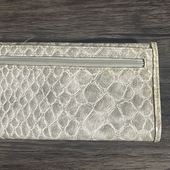 Guess Faux Leather Snakeskin Clutch Wallet Metal Plate Logo White Gray 7.5" - Picture 8 of 12